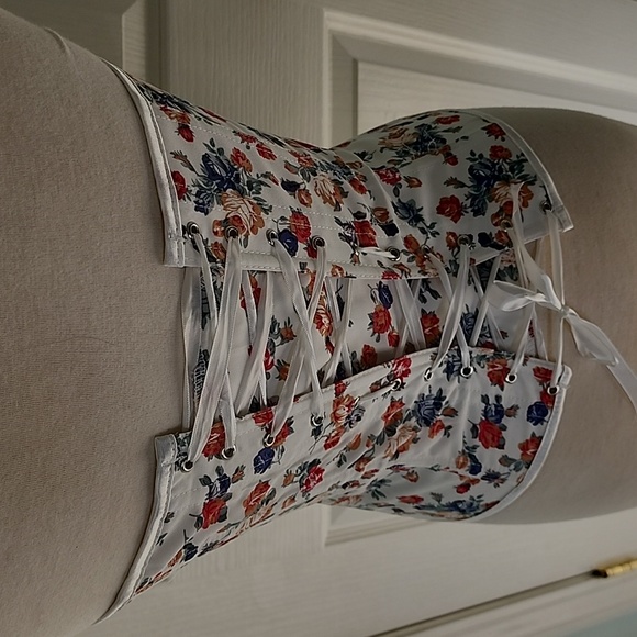 Small White Foral Corsette - Picture 4 of 4